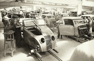 Moderne Zeiten auch bei Karmann: „Fließende“ Montage des Adler „Autobahnwagen“-Cabrio (links) um 1938. 