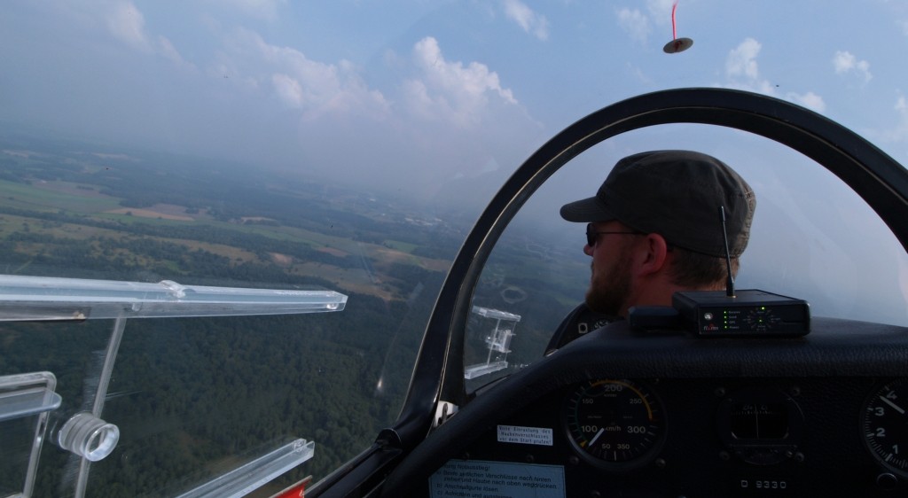 Nein, bei diesem Flug über das Gelände des Flugplatzes in Achmer nicht über den so oft besungenen Wolken unterwegs, sondern ein gutes Stück darunter: Doch auch in dieser Höhe dürfte Segelflugpilot Alexander Schwermann die Freiheit wohl grenzenlos erscheinen. Foto: Ulrike Havermeyer