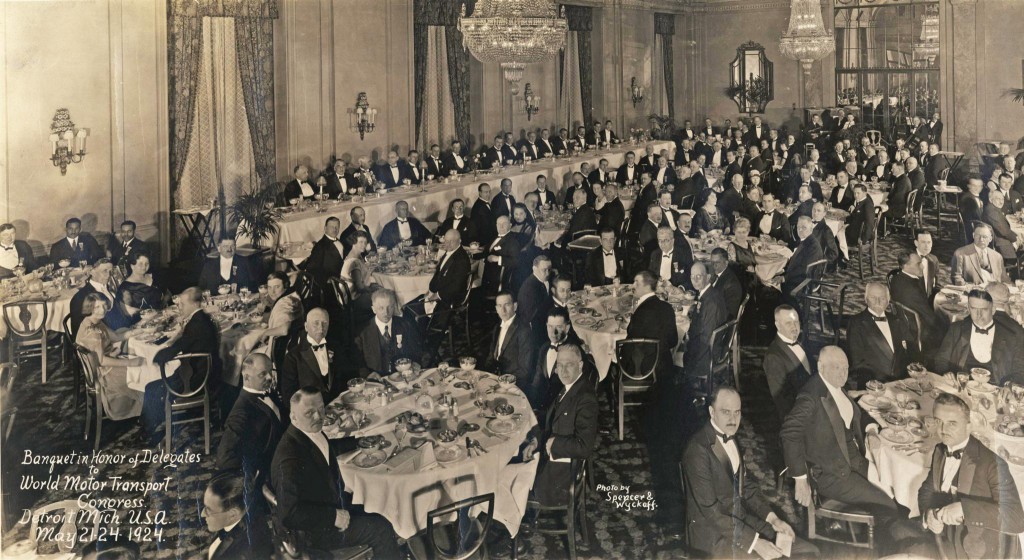 Wilhelm Karmann (Tisch vorne links, 3. von links) beim Weltautomobiltransport-Kongress 1924 in Detroit. Foto: Museum Industriekultur