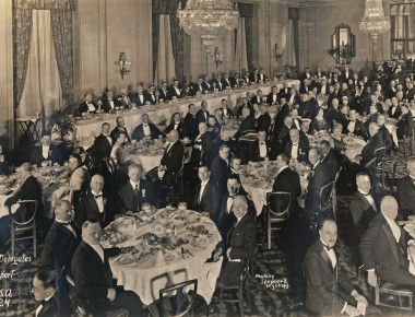 Wilhelm Karmann (Tisch vorne links, 3. von links) beim Weltautomobiltransport-Kongress 1924 in Detroit. Foto: Museum Industriekultur