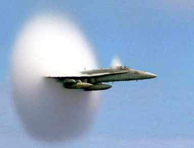 Ein Kampfflugzeug durchbricht die Schallmauer. Auch wenn es toll aussieht: Das Weiße ist nicht etwa das Loch in der Schallmauer, sondern die „Wolkenscheibe“ aus kondensierten Wassertröpfchen an der Stoßwelle.Foto: US Navy/John Gay