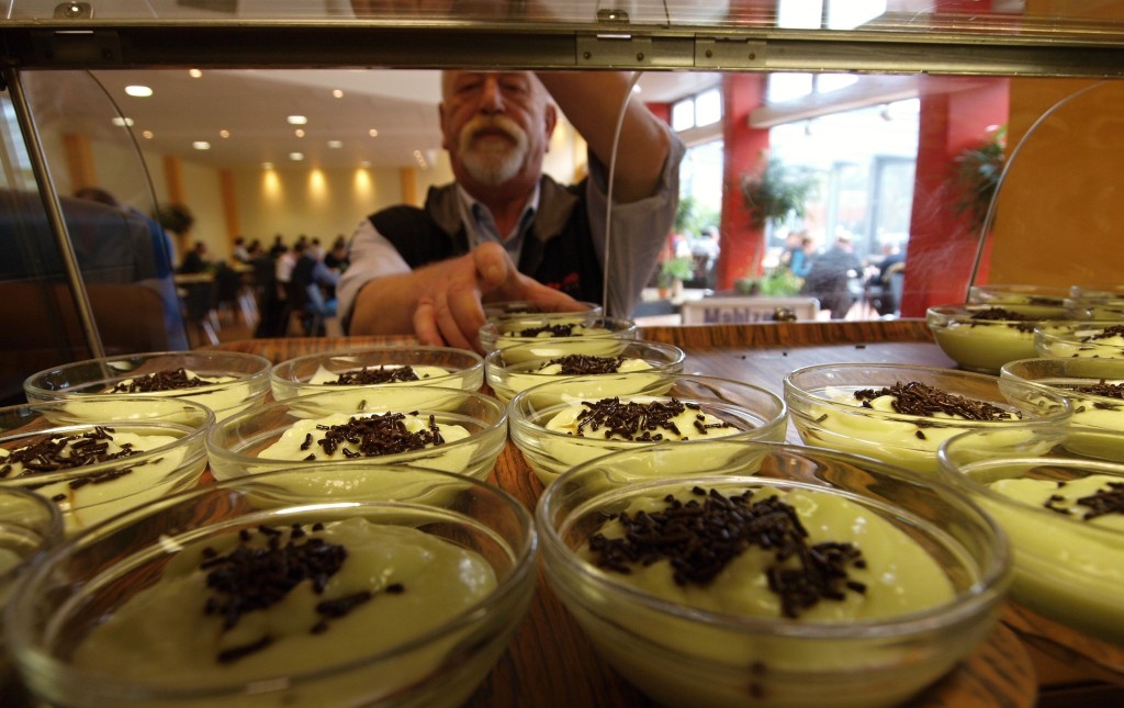 Zum Nachtisch einen leckeren Pistazienpudding? Das Team um Kantinenchefin Angelika Eich serviert den Mitarbeitern der Firma Elster Kromschröder täglich drei verschiedene Hauptgerichte samt diversen Beilagen sowie ein köstliches Dessert. Foto: Ulrike Havermeyer