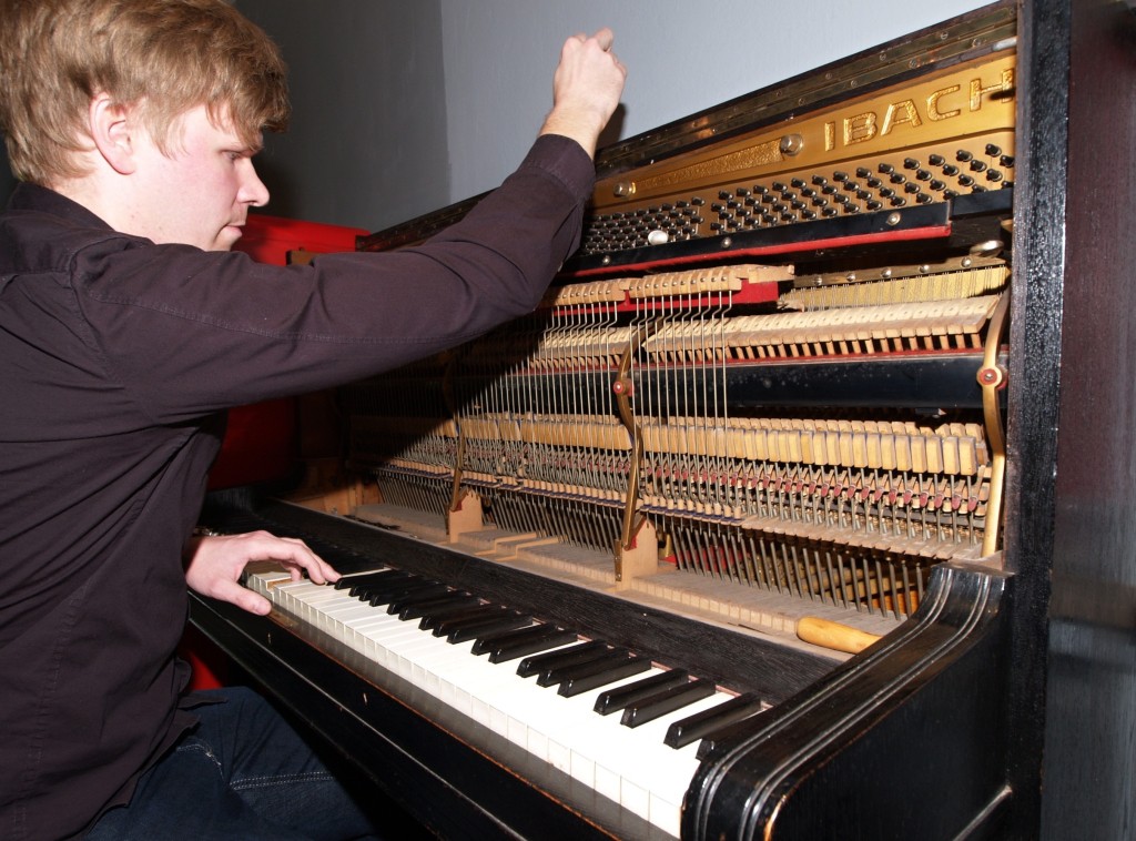 Klarschiff machen für die Reise ins Land der wohltemperierten musikalischen Stimmung: Das alte Ibach-Klavier, Baujahr 1909, beim Klavierbauer. Foto: Ulrike Havermeyer