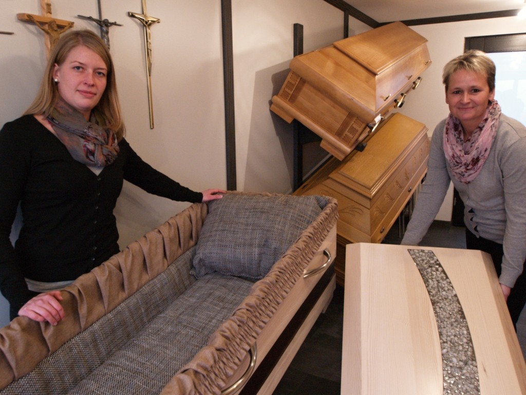 Die Hürden rund um das Thema Tod niedrig halten: Bestatterin Gabriele Lienemann (rechts) und ihre Kollegin Sarah Schulz empfehlen, frühzeitig über die Wünsche für die eigene Bestattung nachzudenken. Foto: Ulrike Havermeyer