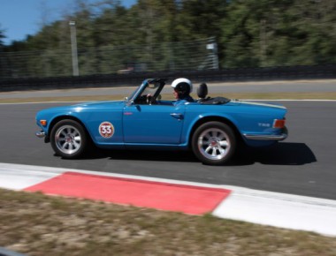 Der tut nichts, der will nur spielen: Ralf Schnitker mit seinem TR6 am Bilster Berg. Foto: Sven Jürgens