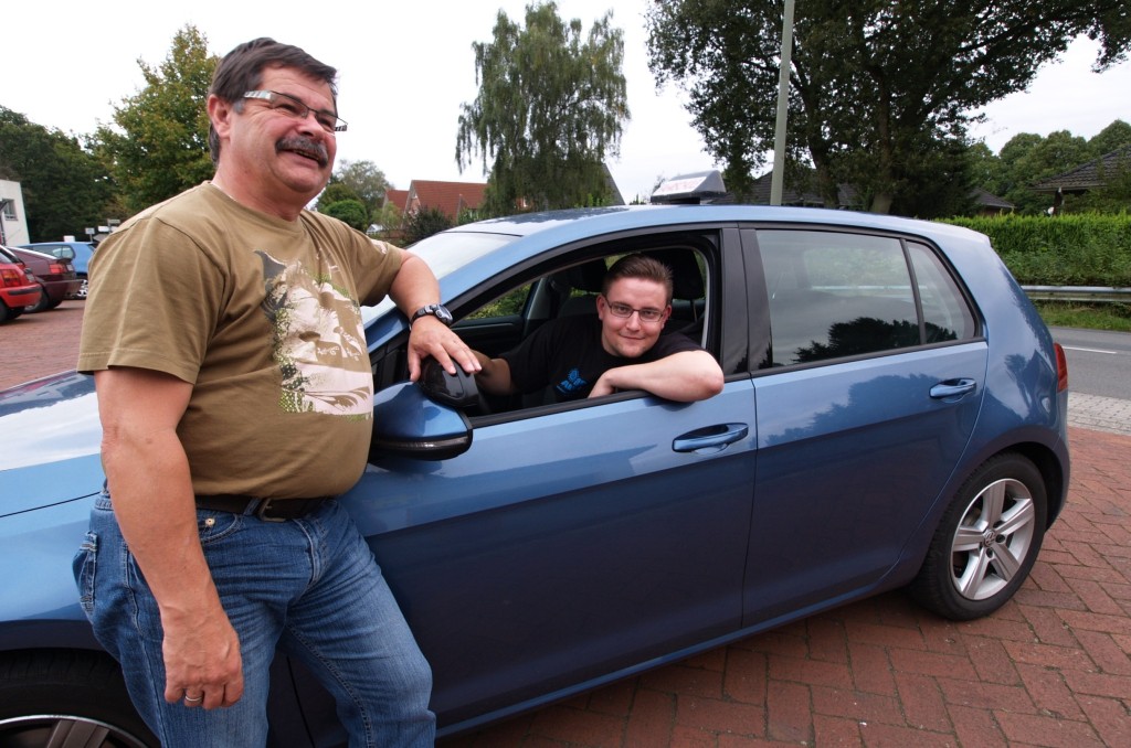 In der Ruhe liegt die Kraft: Fahrlehrer Karl-Heinz Schulz (links) und sein Schüler Benjamin Schimanski üben, auch in kniffeligen Verkehrssituationen den Überblick zu behalten. Foto: Ulrike Havermeyer