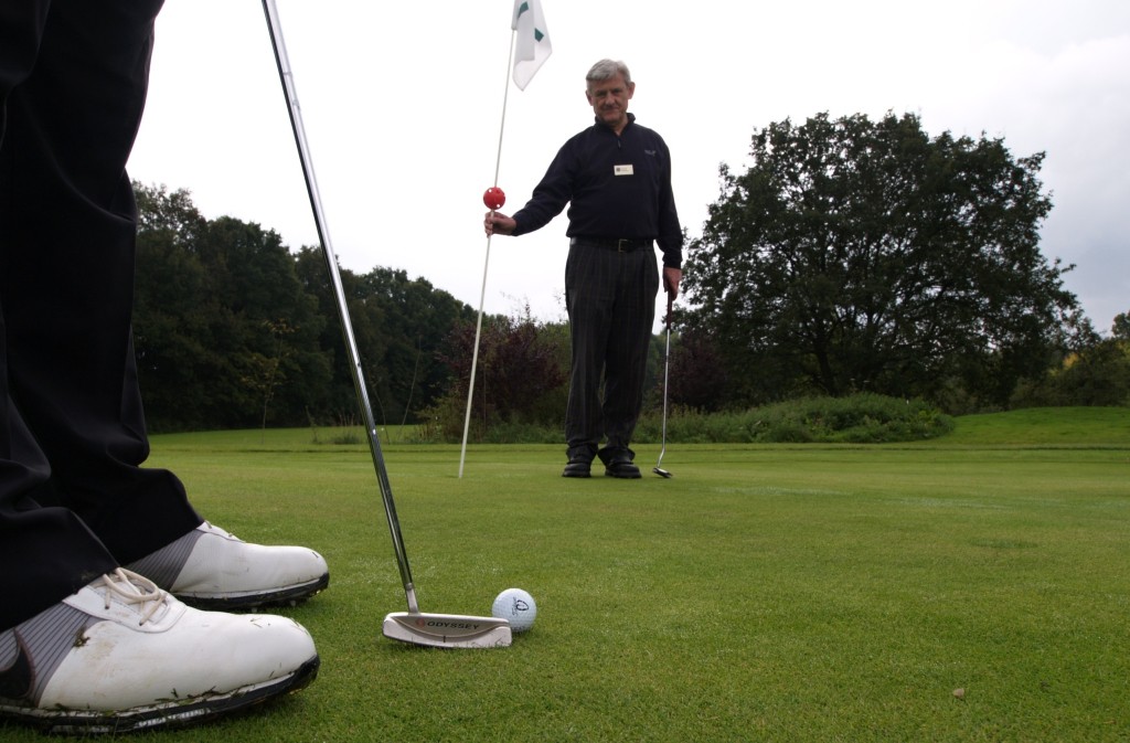 Koordination, Kombination und Präzision: Auf dem neuen Sechs-Loch-Kurzplatz in Velpe können sowohl Anfänger wie auch erfahrene Golfer das „Chippen“, „Pitchen“ und „Putten“ trainieren. Foto: Ulrike Havermeyer