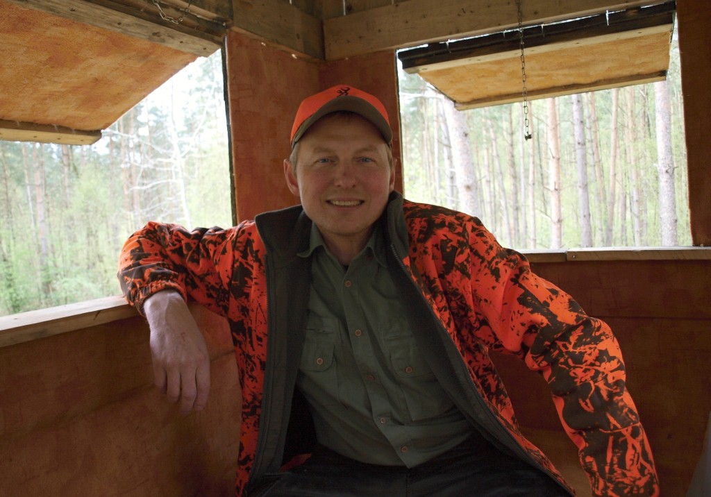 Sehr schön, sehr still und sehr stressfrei ist es auf dem Lieblingsplatz von Jäger und Landwirt Hartmut Meyer: einer abgelegene Ansitzkanzel am Rande einer Waldlichtung. Foto: Ulrike Havermeyer