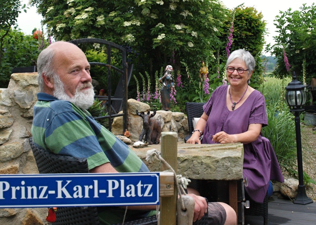 Ein Hauch von Schweden weht durch den Garten von Heidrun und Reinhard Bailly. Zwischen Fingerhut und Hortensien haben hier vor allem die selbst gestalteten Skulpturen der Hausherrin ihren Platz gefunden. Foto: Ulrike Havermeyer