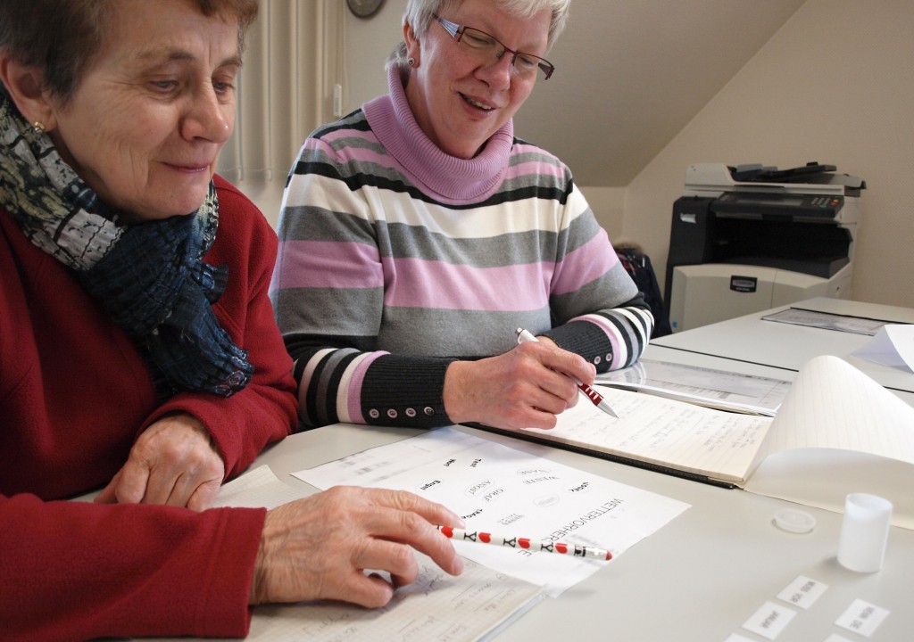 Wer gemeinsam tüftelt, lernt oft leichter – und hat in jedem Fall mehr Spaß dabei: Gudrun (links) aus Westerkappeln und Heidrun aus Lotte beim Gedichte-Puzzle. Foto: Ulrike Havermeyer