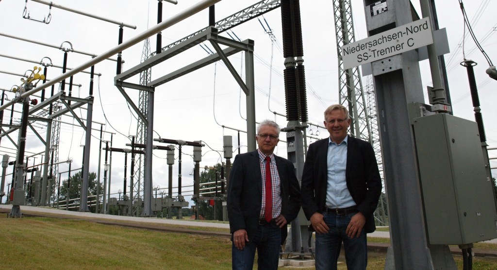 Die Hüter des Stahlwaldes: Andreas Preuß (links) und Norbert Krebeck von der Firma Amprion im Umspannwerk in Westerkappeln-Velpe. 