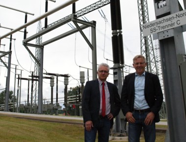 Die Hüter des Stahlwaldes: Andreas Preuß (links) und Norbert Krebeck von der Firma Amprion im Umspannwerk in Westerkappeln-Velpe.