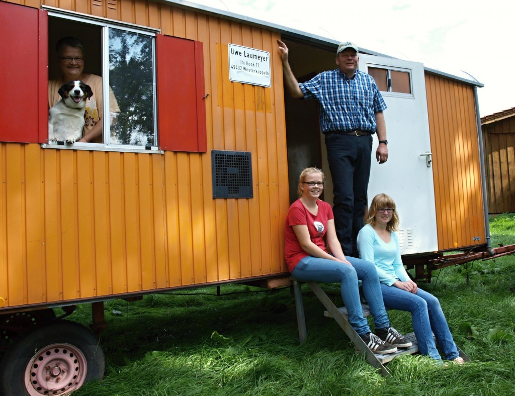 Jana und Rika, die beiden Töchter von Uwe Laumeyer, haben den umgestalteten Bauwagen bereits getestet - als Schlafgelegenheit in einer Gewitternacht. Für den Tüftler, seine Frau Iris und Hofhund Luna steht die Jungfernfahrt aber noch an - vielleicht ein gemeinsamer Ausflug nach Nordhorn?