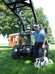 Der Schrauber und seine Ackerlegende: Den überdimensionalen Stern hat Uwe Laumeyer, eigentlich nur aus Spaß, von seinem Bruder Frank geschenkt bekommen - und beschlossen: „Der bleibt dran!“