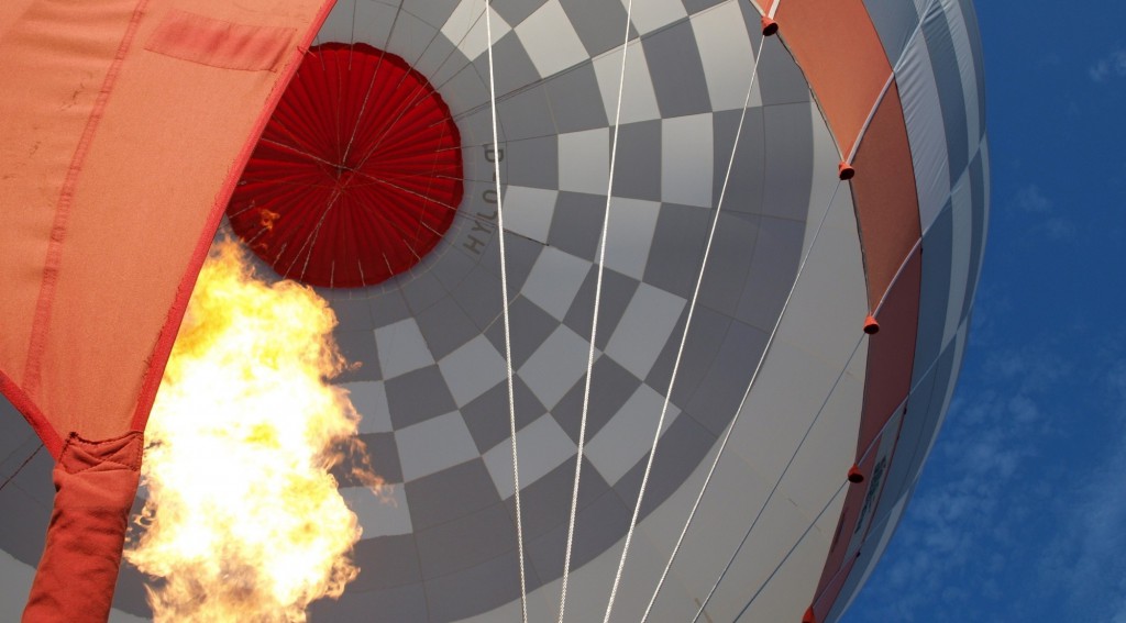 Die 4,25 Millionen Liter Luft, die sich in der Hülle des Ballons befinden, werden von der Flamme des Brenners auf rund 85 Grad Celsius erhitzt. Dadurch entsteht ein gewaltiger Auftrieb. Foto: Ulrike Havermeyer