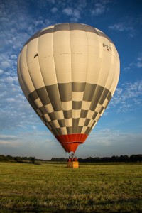 Ende der Reise: Am Rande der Düsterdieker Niederung bekommt der 35 Meter hohe Ballon schließlich wieder Bodenkontakt. Foto: Ernesto-Moses Wiebrock