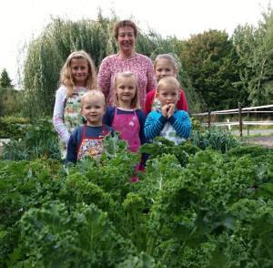 Frisch schmeckt es am besten: Oma Annegret mit ihren Enkeln im hauseigenen Gemüsegarten. Der Grünkohl kommt aber nicht in die Suppe... 