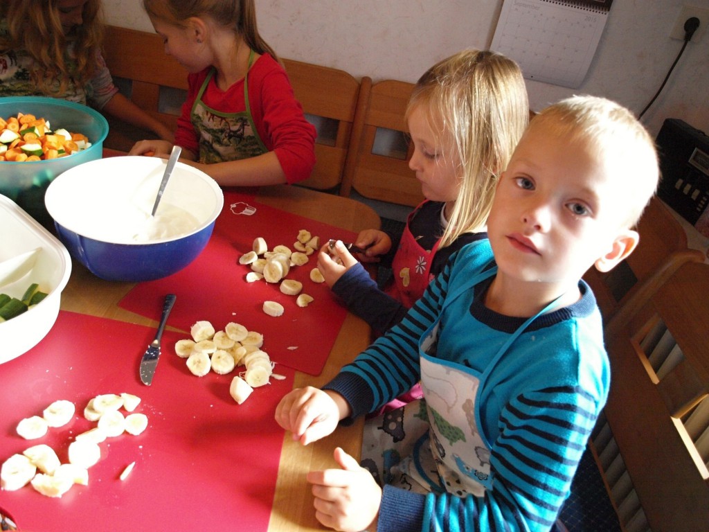 Jede Menge Spaß haben Jan, Maren, Annika und die anderen Enkelkinder, wenn Oma Annegret die Rasselbande zum gemeinsamen Kochen einlädt. Foto: Ulrike Havermeyer