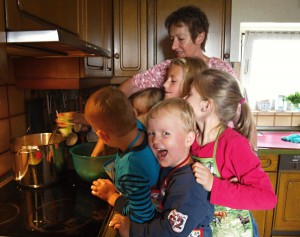 Jede Menge Spaß macht es Henning und den anderen Enkelkindern, gemeinsam mit ihrer Oma Annegret den Kochlöffel zu schwingen. 