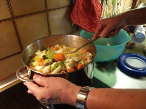 Nicht nur bunt und gesund, sondern auch frisch und lecker: Die Oma-Spezial-Gemüsesuppe: „Einmal quer durch den Garten“.