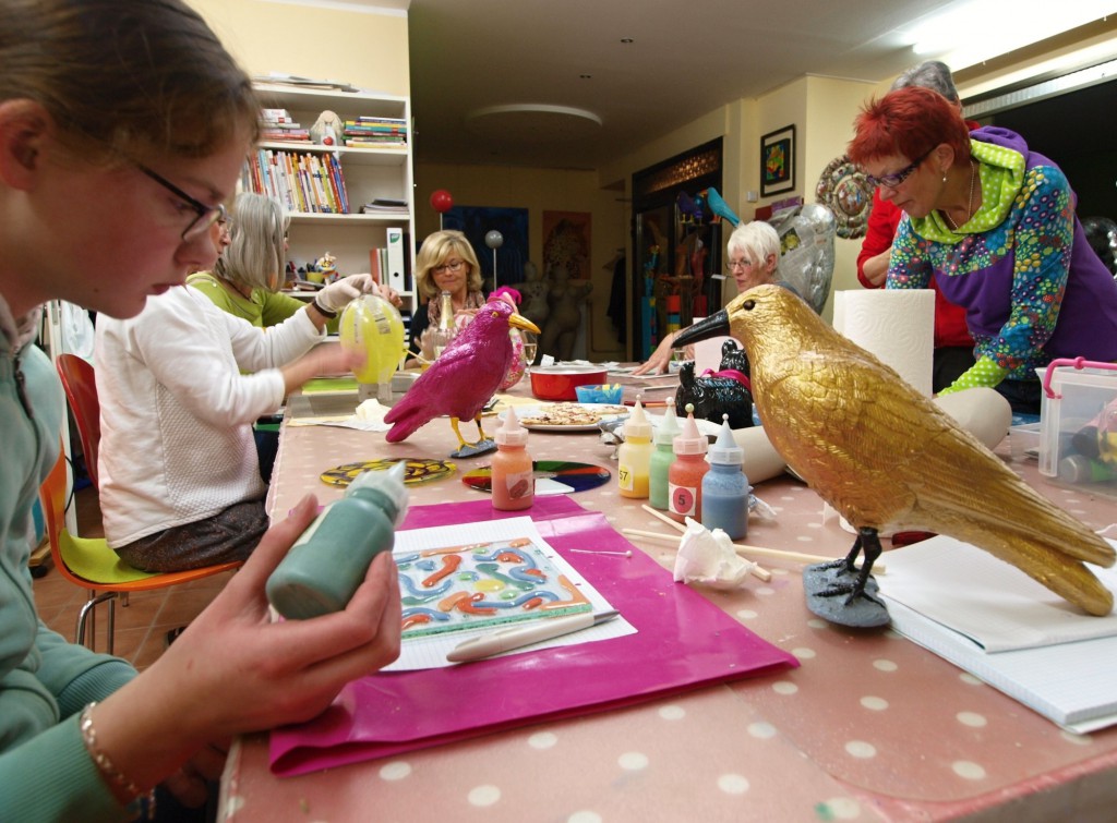 Die Vielfalt der gestalterischen Möglichkeiten in der „Farbspirale“ von Birgid Hoffeld (rechts) beflügelt die Phantasie der Kursteilnehmerinnen. Foto: Ulrike Havermeyer 