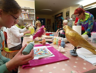 Die Vielfalt der gestalterischen Möglichkeiten in der „Farbspirale“ von Birgid Hoffeld (rechts) beflügelt die Phantasie der Kursteilnehmerinnen. Foto: Ulrike Havermeyer