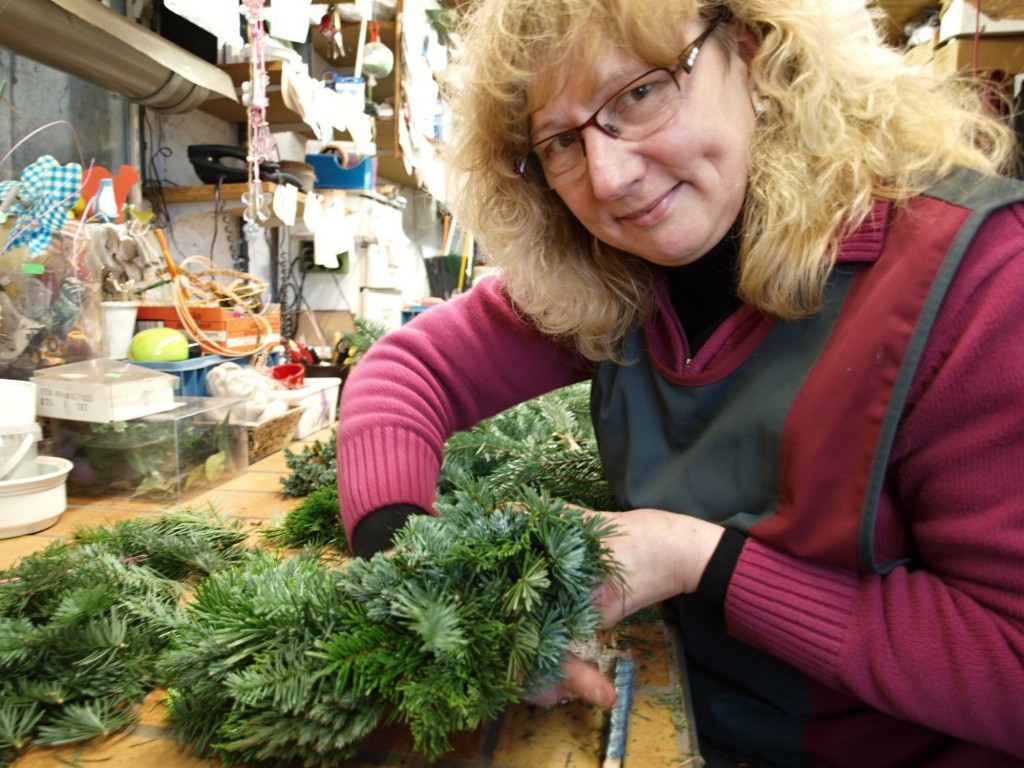 „Gefällt er ihnen so?“ Floristin Ulrike Schröer aus Wersen sorgt dafür, dass jeder Kunde genau den Adventskranz bekommt, den er sich wünscht. Foto: Ulrike HavermeyerOLYMPUS DIGITAL CAMERA