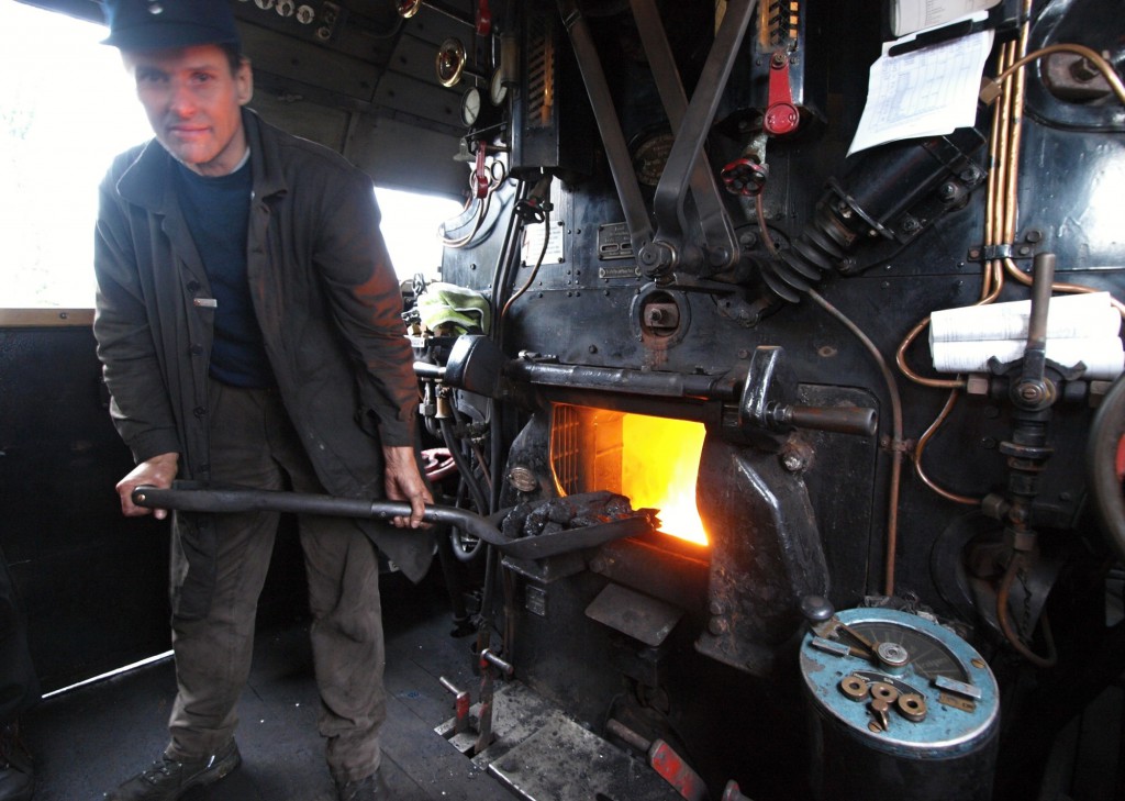 Knochenarbeit? Ja, sicher. Aber sein Einsatz auf der Dampflok bedeutet für Heizer Stephan Jeggle vom Verein Eisenbahn-Tradition aus Lengerich eben auch jede Menge Spaß und Faszination. Foto: Ulrike Havermeyer