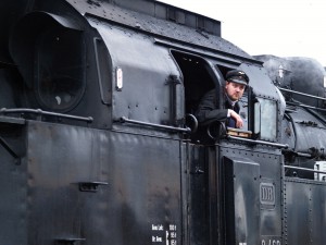 Lokführer Felix Reckert hat den Streckenverlauf fest im Blick. Foto: Frank Wiebrock