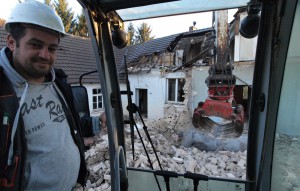 Hat den Terex bestens im Griff: Konstantinos Koutsoukos ist als Baggerfahrer beim Hörsteler Dienstleister Ludger Kemmermann beschäftigt und weiß, wie sich die elf Meter hohe Baumaschine bändigen lässt.