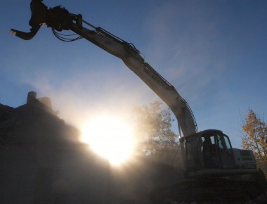 Hilfe - der Dino ist zurück! Wenn der Terex seinen Kiefer aufsperrt, ist es um die marode Bausubstanz bald geschehen...