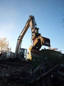 Das große Fressen? Von wegen: Die Hauptbeschäftigung des Terex besteht darin, die verschiedenen Baumaterialien des Abrisses zu sortieren. 