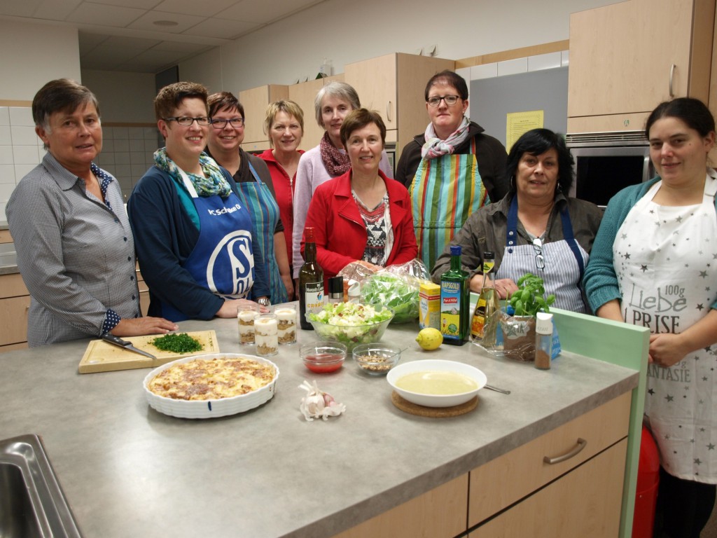 Ein starkes Küchenteam: Wenn viele eifrige Hände mit anpacken, gelingt selbst eine anspruchsvolle Mahlzeit wie das weihnachtliche Sechs-Gänge-Menü von Ernährungsberaterin Jutta Gerling (Mitte) mühelos. Foto: Ulrike Havermeyer