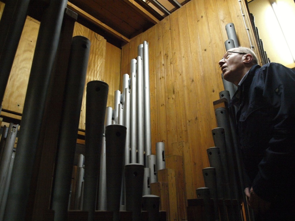 Lauter gute Kollegen: Organist Winfried Schmidt stattet den Orgeltönen, die gerade in ihren 1272 Pfeifen schlummern, einen Besuch ab. Foto: Ulrike Havermeyer