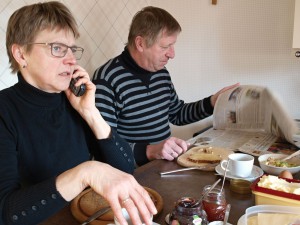 Frühstücksrituale: Während ihr Mann seine obligatorische Scheibe Brot mit Honig genießt und dazu die Tageszeitung nach bekannten Gesichtern durchforstet, spricht Ulla Middendorf aktuelle Termine ab.