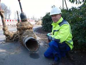 Alte Rohre raus, neue Rohre rein: Rohrnetzmeister Tobias Dirkes betreut die Sanierung der Trinkwasser-Transportleitung zwischen Bersenbrück und Quakenbrück. Die alten Rohre stammen aus den 1970er-Jahren.