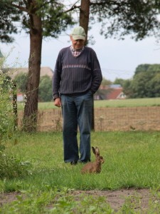 Herr und Hase: Wenn er Glück hat, kann sich Karl Mertens seinen Langohren bis auf wenige Meter nähern. Anfassen kann er sie allerdings nicht.