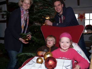 Die Vorfreude steigt: Greta und Gustav schmücken gemeinsam mit ihren Eltern Annette und Rüdiger Große-Heitmeyer den selbst gesägten Weihnachtsbaum, damit sich auch das Christkind heute Abend daran erfreuen kann.